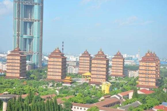 Làng Huaxi, với 2.000 cư dân chính thức, đã từ lâu được thừa nhận là làng giàu nhất ở Trung Quốc, mỗi người dân làng có ít nhất 250.000 USD trong ngân hàng. Để có được những thành quả như vậy, người dân của ngôi làng Hoa Tây phải làm việc 7 ngày trong tuần, thường là trong các khu công nghiệp trong làng.