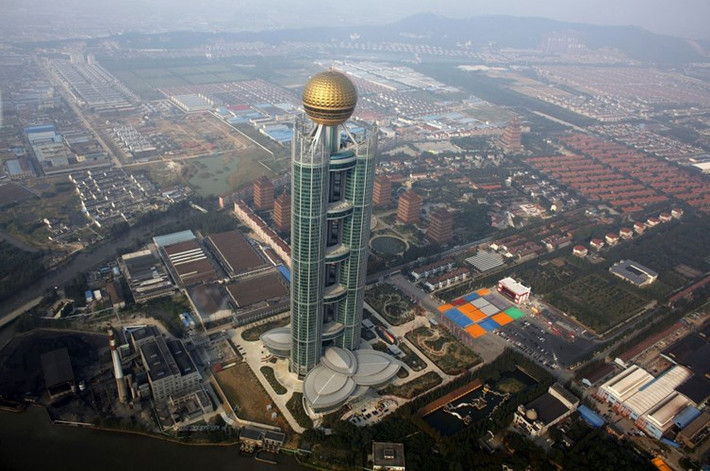 Ngôi làng còn có một khách sạn 5 sao có tên Long Wish, gồm 74 tầng, cao 324 m, 800 dãy phòng nghỉ. Dự án ngốn khoảng 3 triệu NDT chi phí xây dựng.