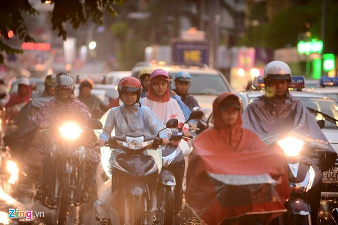 Nhiều người trên đường đi làm về phải chen lấn giữa đường trơn, mưa ướt.