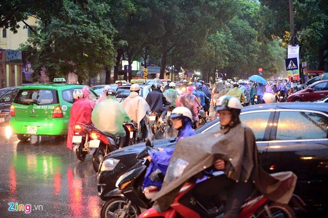 Các nút giao thông như Láng Hạ, Thái Hà, đường Láng... xuất hiện tình trạng ùn tắc từ 17h.