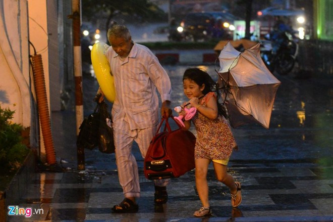 Vào khoảng 18h nhiều cơn gió rất mạnh xuất hiện khiến nhiều người đi bộ cũng vất vả.