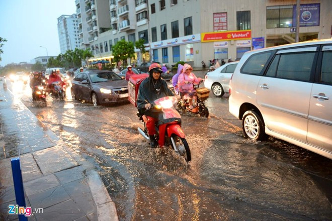 Phố Trung Kính bị ngập nhẹ lúc 17h.