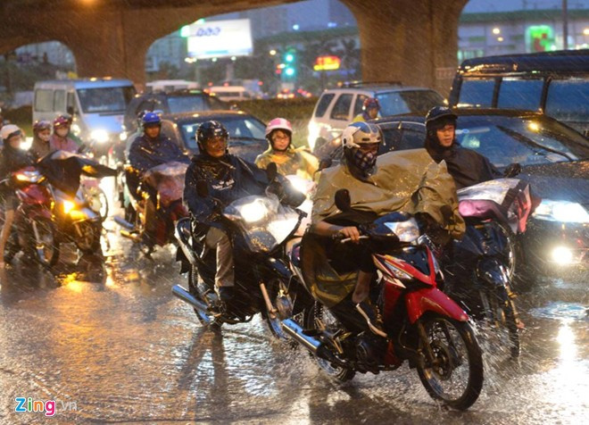 Nhiều người đi xe máy loạng choạng tay lái trên đường Phạm Hùng.