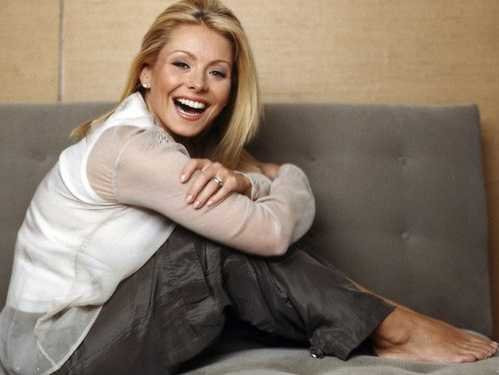 Nữ diễn viên người Mỹ Kelly Ripa bắt đầu một ngày mới với một tách cà phê và ăn bữa sáng muộn: Ngay khi thức giấc buổi sáng, Ripa uống một ly cà phê. Sau khi đi diễn xong, nữ diễn viên này mới bắt đầu ăn sáng.