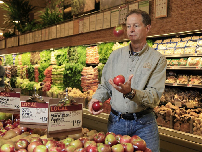 John Mackey, người sáng lập và đồng Giám đốc điều hành của chuỗi siêu thị Whole Foods Market, cũng thường uống sinh tố vào buổi sáng. Ly sinh tố hỗn hợp của doanh nhân Mackey gồm hạnh nhân, yến mạch, bột gạo, hoặc sữa đậu nành, trái cây tươi, rau chân vịt, cải xoăn.