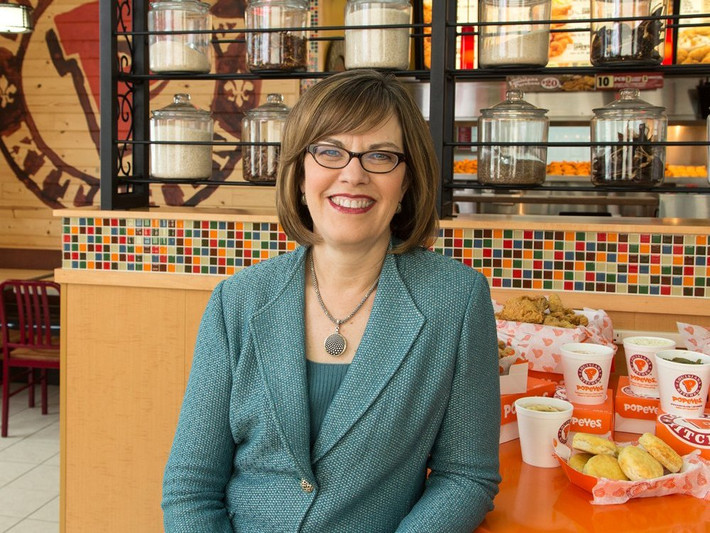 Cheryl Bachelder - vị CEO của chuỗi cửa hàng đồ ăn nhanh Popeyes Louisiana Kitchen luôn ăn một bữa ăn sáng đơn giản với trứng hoặc bột yến mạch. Khi đi du lịch, thực đơn ăn sáng của cô có chút thay đổi như ăn thêm thịt xông khói, bánh mì nướng và lúa mạch đen.