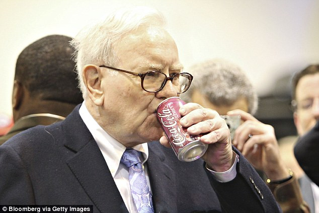 Tỷ phú 84 tuổi Warren Buffett uống hết một lon Coca-Cola vào mỗi sáng: Thay vì ăn một bữa sáng đầy đủ như nhiều tỷ phú thế giới khác, người đàn ông giàu thứ ba trên thế giới tiết lộ rằng, thỉnh thoảng ông ăn khoai tây chiên hoặc kem kèm uống Coca-Cola trong bữa sáng của mình.