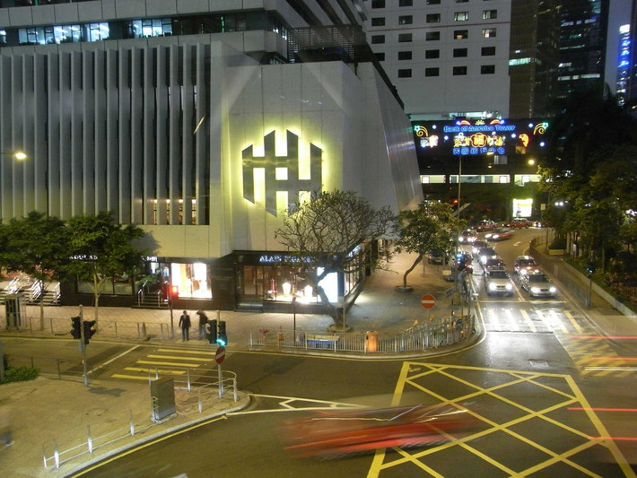 Hutchison Whampoa hiện nay có quy mô hoạt động toàn cầu với 250.000 nhân viên, sau khi chuyển sang viễn thông vào những năm 1980. Trong ảnh là Hutchinson House tại trung tâm Hong Kong.