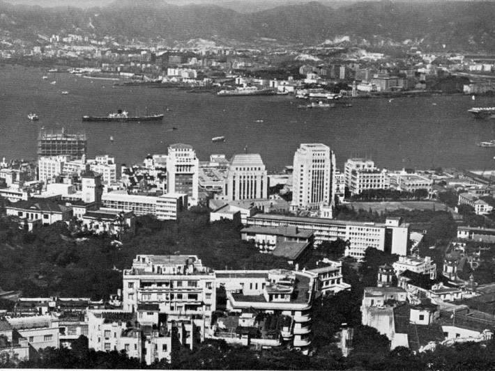 Sau 8 năm làm việc cho công ty nhựa, năm 1950, Li (ở tuổi 22) đã khởi nghiệp kinh doanh riêng với việc thành lập công ty Cheung Kong Industries chuyên sản xuất đồ chơi và đồ gia dụng bằng nhựa.