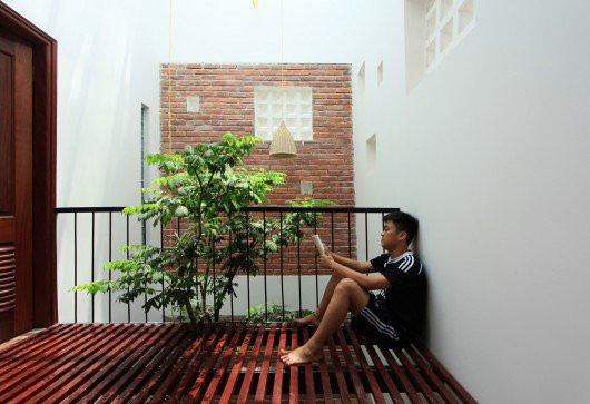 Các lam gỗ trên tầng giúp các không gian như phòng khách, nhà bếp ở tầng một đều nhận được ánh sáng và thông gió tự nhiên.