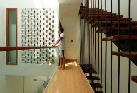 Bên trong ngôi nhà, cầu thang và hành lang được thiết kế độc đáo để nó không chỉ là lối đi đơn giản, nhàm chán như chúng ta vẫn thường thấy.