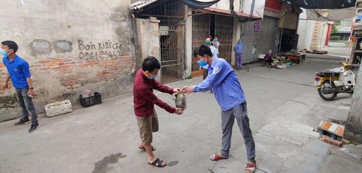 Hỗ trợ tận tay các công nhân.