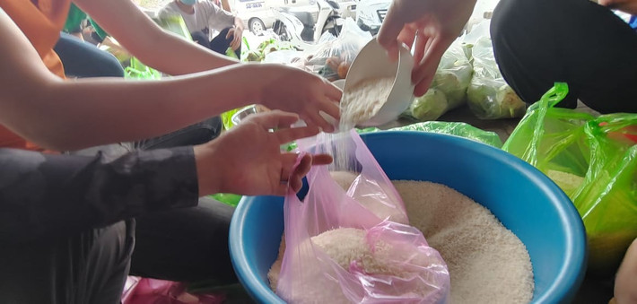 Chị Lưu Thị Thu Trang, Chủ tịch Hội Phụ nữ thị trấn Lai Cách, huyện Cẩm Giàng cho biết, do dịch bệnh, cuộc sống của công nhân thuê trọ gặp nhiều khó khăn. Không có việc làm, không được công ty hỗ trợ hoặc hỗ trợ rất ít nên Hội Phụ nữ thị trấn Lai Cách đã vận động một số đơn vị, cá nhân có lòng hảo tâm quyên góp, hỗ trợ thực phẩm cho công nhân. Tuy nhiên nếu dịch kéo dài thì sẽ gặp nhiều khó khăn vì địa bàn thị trấn có khoảng gần 3.000 công nhân…