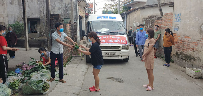 Nắm bắt được thông tin trên, lãnh đạo huyện Cẩm Giàng đã nhanh chóng triệu tập cuộc họp khẩn với MTTQ Việt Nam huyện và Liên đoàn Lao động huyện gấp rút triển khai các giải pháp cấp thiết hỗ trợ cho số lượng lớn công nhân đang thuê trọ trên địa bàn.