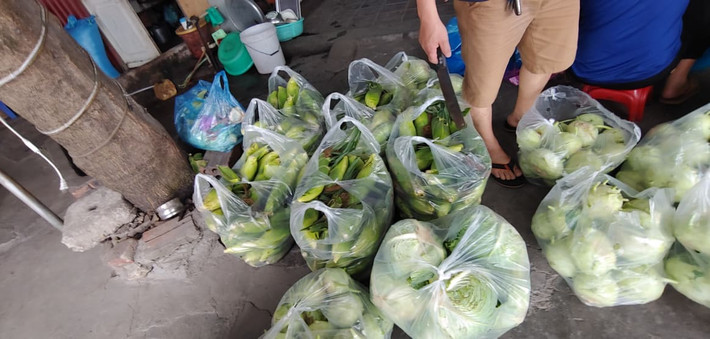 Ngoài ra, các tổ chức từ thiện, tổ chức chính trị xã hội khác như Hội Phụ nữ, Đoàn thanh niên, Hội Nông dân các địa phương trong huyện cũng chủ động nguồn thực phẩm, nông sản để hỗ trợ cho những công nhân xa nhà.