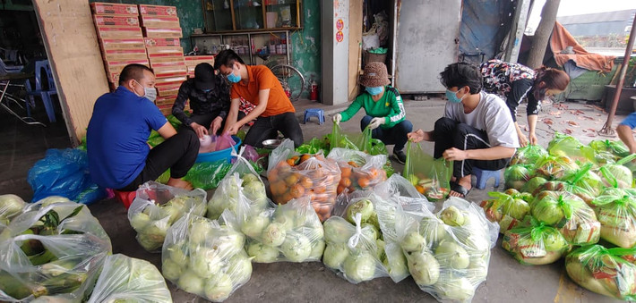Rau chủ quả, trứng, muối, mì... được đóng thành từng gói để hỗ trợ các công nhân.