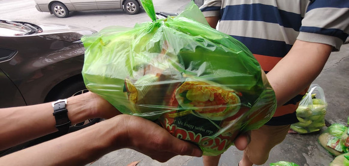 Chị Trang cho biết thêm, mỗi suất quà bao gồm 5kg gạo, rau, củ, quả, 2 gói mỳ tôm, vài ba quả trứng hoặc dăm cái bắp ngô… Tuy ít ỏi nhưng món quà trên đã làm ấm lòng những người lao động xa quê vững tin cùng người dân Cẩm Giàng chiến đấu với dịch COVID-19.