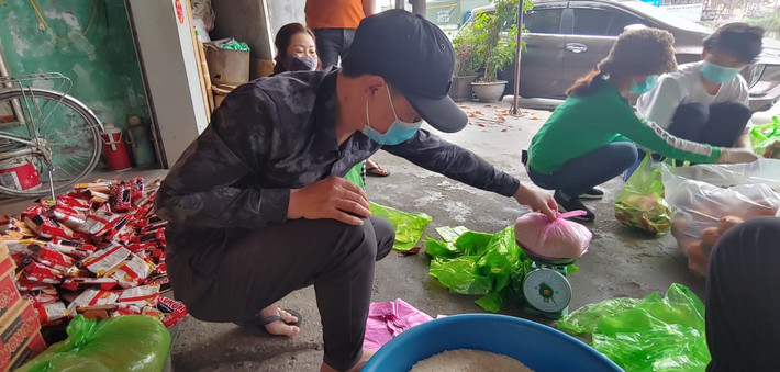 Trước mắt, mỗi người nhận được 5kg gạo, một số rau củ quả và 1 khay trứng gà.