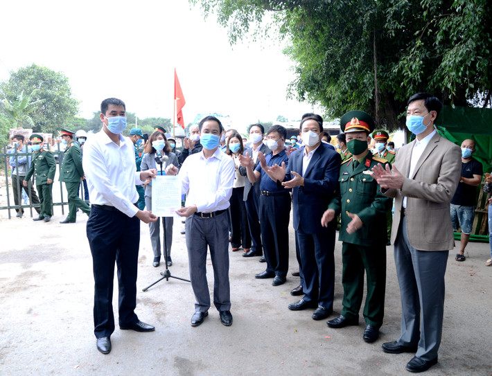 Sáng 26/2, xã Yên Phú (huyện Yên Mỹ, tỉnh Hưng Yên) được dỡ bỏ lệnh phong tỏa phòng dịch COVID-19 theo quyết định 803/QĐ-UBND của UBND huyện Yên Mỹ,