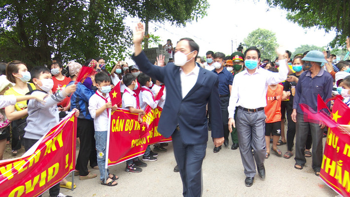 Theo đó, tỉnh Hưng Yên kết thúc phong tỏa xã Yên Phú (Yên Mỹ, Hưng Yên) và dừng giãn cách xã hội tại huyện Yên Mỹ và huyện Khoái Châu từ 9h30’ ngày 26/2. UBND 2 huyện trên hướng dẫn nhân dân tiếp tục tự theo dõi sức khỏe và thực hiện nghiêm “khuyến cáo 5K”.