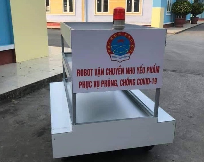TS. Đỗ Văn Đỉnh cho biết, mỗi lần vận chuyển robot này có thể mang theo hơn 100kg nhu yếu phẩm và có thể còn hơn. Hôm qua cho chạy thử nghiệm ở Bệnh viện Dã chiến số 1, nhà trường cho 3 giảng viên cả nam và nữ cùng ngồi lên mà robot vẫn chạy tốt. Tiến sĩ Đỉnh cho hay, nhóm nghiên cứu của nhà trường hiện vẫn đang tiếp tục cải tiến và lắp ráp những mẫu xe tự hành khác để phục vụ cho các bệnh viện dã chiến với tiêu chí thông minh hơn, tiến tới tự động hóa hoàn toàn.
