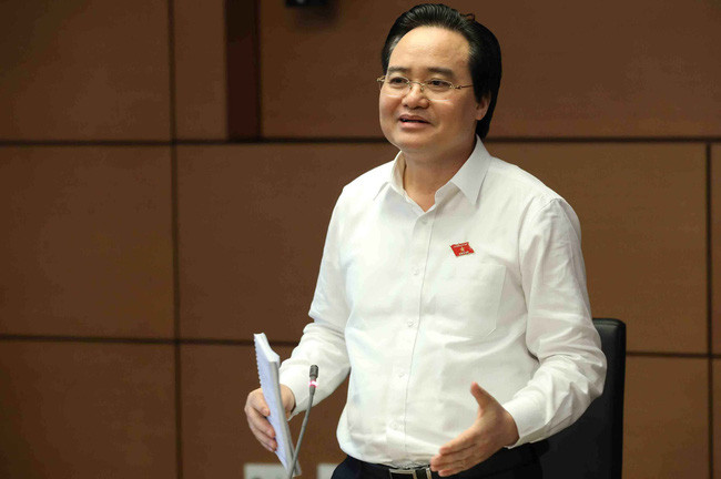 Người duy nhất còn đủ tuổi tái cử nhưng không có tên trong danh sách 200 Uỷ viên Ban Chấp hành Trung ương khóa XIII là Bộ trưởng Bộ GD&ĐT Phùng Xuân Nhạ.