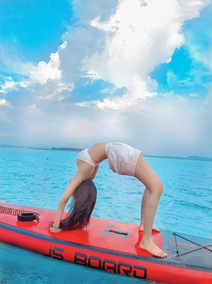Vào những ngày quá bận rộn, Ngọc Trân thường tập plank, squat và uốn dẻo khoảng 5 - 10 phút tại nhà. Cô cho biết, đây cũng là bài tập mà cô cực kì yêu thích và đã duy trì tập luyện trong suốt những năm học cấp 3 vì thời điểm đó, Ngọc Trân quá bận rộn với việc học hành nên không thể đến phòng tập thường xuyên.