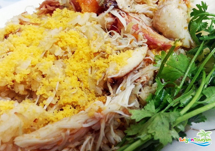 1. Cơm chiên với cua tươi: Đừng ngạc nhiên nếu bạn có thể bắt gặp món cơm chiên với cua khi dùng bữa ở mọi nhà hàng tại Phú Quốc. Cơm chiên với cua là sự kết hợp của cơm thơm, thịt cua luộc ngon, lát trứng chiên và tương ớt cắt lát cay. Tất cả các thành phần này được pha trộn để tạo ra một món đặc sản Phú Quốc bình dị và ngon miệng, có thể chinh phục mọi vị khách khó tính.