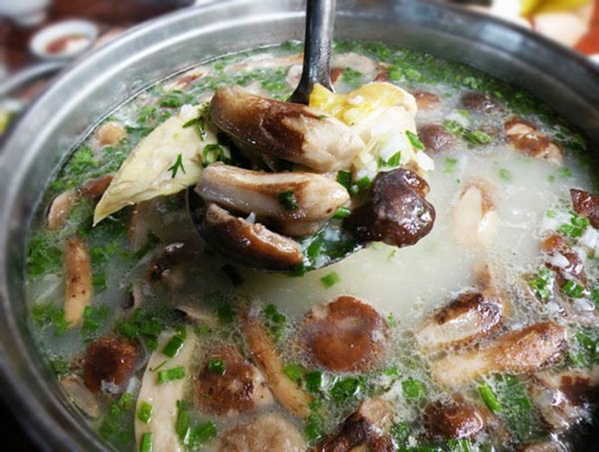 8. Canh nấm tràm: Thưởng thức món ăn này, bạn có thể cảm nhận được vị ngọt của nấm, vị cay của hạt tiêu và hương vị sẽ ngon hơn nếu pha chút mắm cá cơm Phú Quốc. Nấm tràm khô có thể được xào với bào ngư hoặc hải sâm, nấu với thịt gà, thịt lợn và trứng. Nấm tràm có độ giòn và xốp, càng nhai sẽ cảm thấy hơi đắng nhưng ăn nhiều dễ “nghiện”.