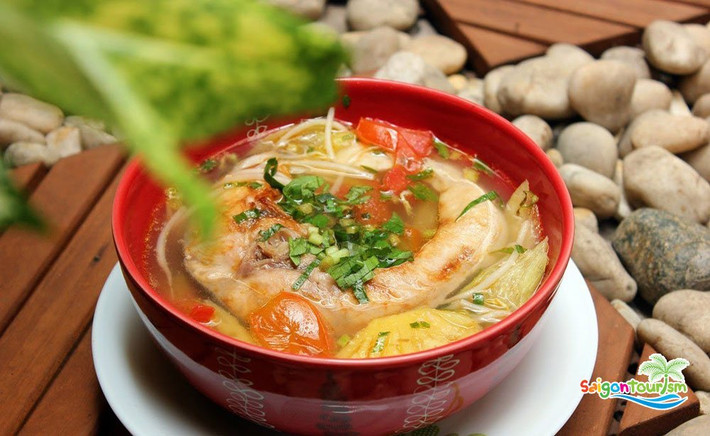 7. Canh cá bớp nấu chua: Món canh cá bớp nấu chua có sả, nghệ băm nhỏ và măng chua không thể thiếu trong nước dùng. Bên cạnh vị chua của me tươi hoặc sốt me, một chút nước cốt chanh cũng nên được thêm vào món canh trước khi thưởng thức.