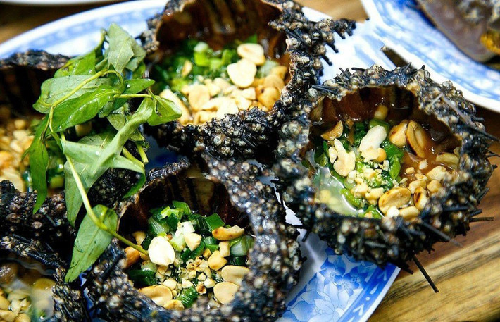 9. Nhum biển: Người Phú Quốc có 2 kiểu chế biến nhum: Phức tạp nhất là cạo thịt bên trong, xào sơ qua rồi cho vào nồi cháo. Cháo nhum rất thơm ngon với mùi vị đặc biệt. Cách chế biến nhanh nhất là cắt nhum thành 2 nửa và nướng trên lửa. Chỉ cần nướng nó trong một thời gian rất ngắn, sau đó bạn có thể sử dụng muỗng để nạo thịt của nhum và ăn kèm với muối tiêu trộn nước cốt chanh.