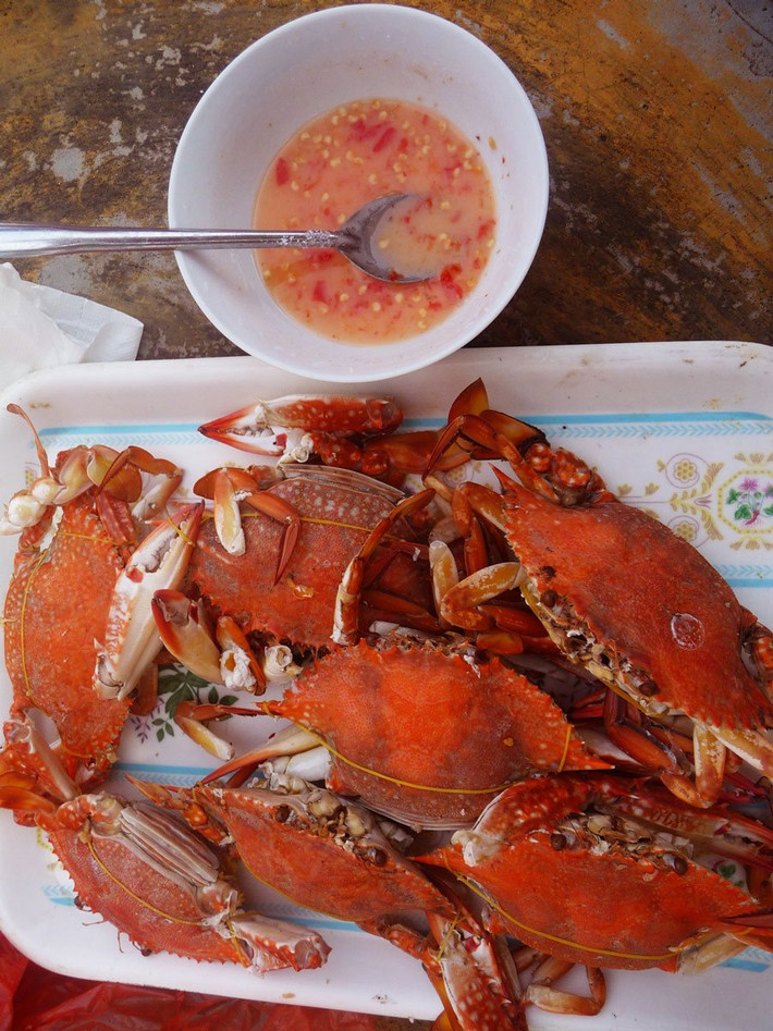 2. Ghẹ Hàm Ninh. Giá ghẹ Hàm Ninh khoảng 100.000-150.000VND/kg, tùy thuộc vào kích cỡ. Ghẹ càng có nhiều thịt thì càng ngon. Đến Phú Quốc mà chưa thử món ghẹ luộc thì coi như hành trình của bạn chưa trọn vẹn.