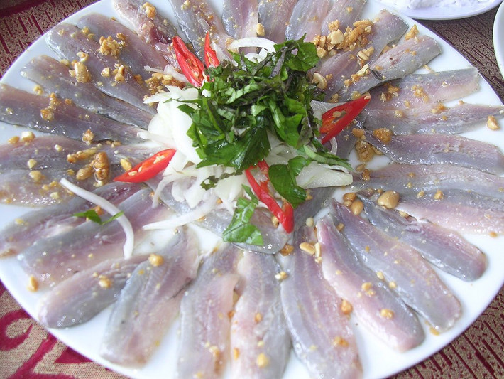 4. Gỏi cá trích là một đặc sản bình dị mà người dân trên đảo và du khách rất yêu thích. Những con cá trích tươi được bắt và làm sạch sống, sau đó cắt lát, nhúng vào nước cốt chanh. Những lát cá phi lê sẽ được cuộn với bánh tráng kết hợp với hành lá, hành tím thái lát, rau thơm, dừa nạo, ớt và đậu phộng băm nhỏ. Món ăn này ngon nhất khi được chấm với nước mắm Phú Quốc hảo hạng.