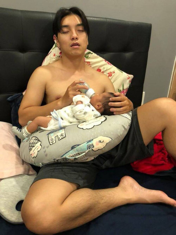 Dù làm bố ở tuổi đời còn khá trẻ nhưng Ngọc Trai thể hiện là một ông bố bỉm sữa đảm đang trong việc chăm con.