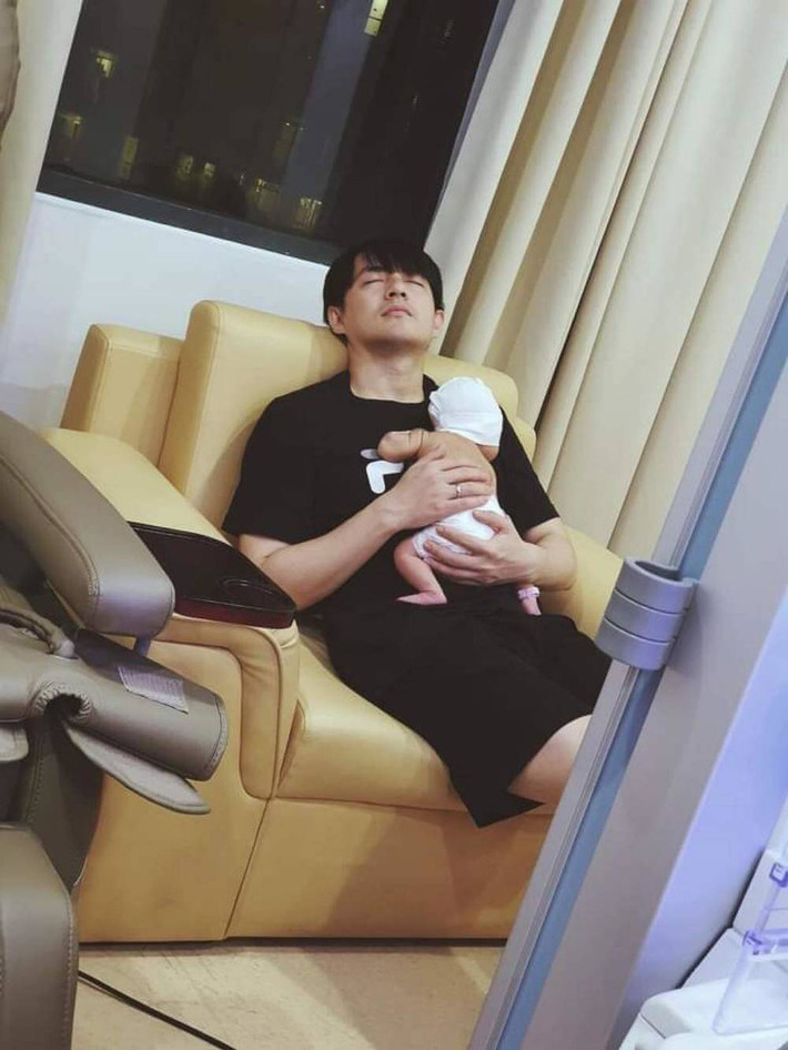 Lần đầu làm ông bố "bỉm sữa", khoảnh khắc vừa bế con vừa ngủ gật của Ông Cao Thắng được bà xã chia sẻ khiến trái tim người hâm mộ tan chảy.