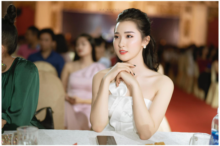 Người đẹp gốc Đà Nẵng thực hiện việc uống nước đầy đủ, ăn đủ chất dinh dưỡng. Chăm sóc da với các bước làm sạch, dưỡng tinh chất hay kem dưỡng ẩm... đều không thể bỏ qua trong chu trình dưỡng nhan của cô.