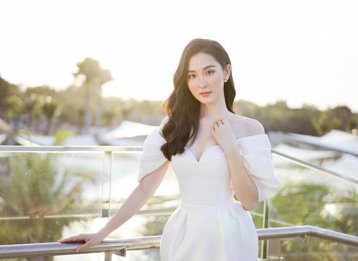 Sau 3 năm tập luyện kết hợp cùng chế độ ăn, cô đã có được vóc dáng nóng bỏng, săn chắc. Giờ đây, Cẩm Nhi cao 1m70, có 3 vòng gợi cảm là 80-60-98 (cm).