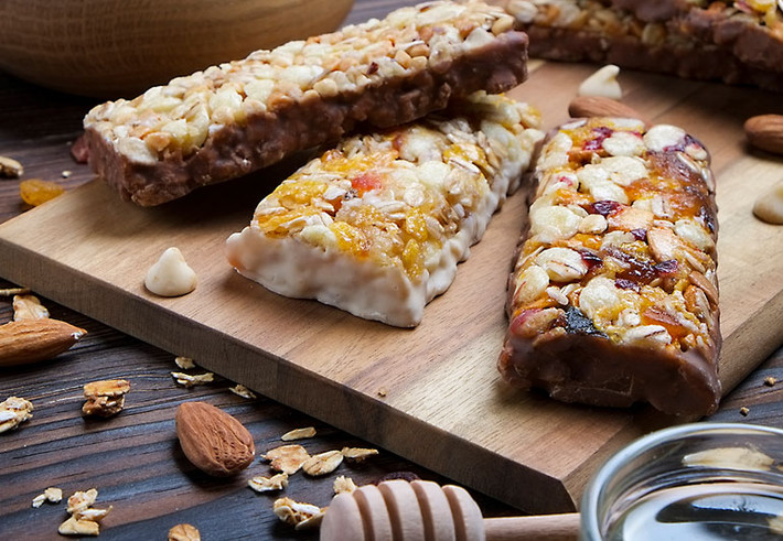 4. Thanh ngũ cốc năng lượng: Thực phẩm này có thể cung cấp cho bạn năng lượng nhưng không phải khi bạn ăn chúng lúc bụng đói. Thanh ngũ cốc năng lượng ăn khi bụng đói, gây đầy hơi và khó chịu bởi nó khiến cơ thể bạn cố gắng tiêu hóa thức ăn.