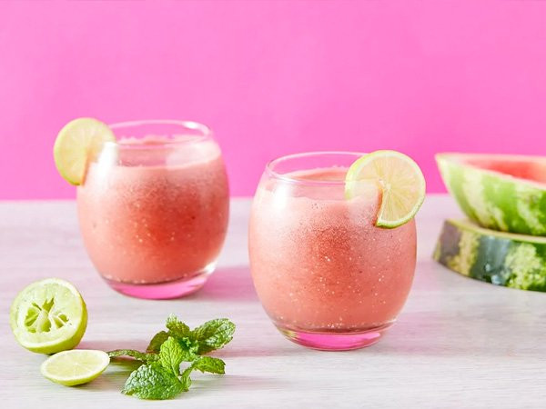 Nước ép dưa hấu là một nguồn cung cấp dày đặc các chất dinh dưỡng quan trọng và là một loại nước uống giải khát tuyệt vời vào mùa hè. Sau đây là những lợi ích sức khỏe tuyệt vời của nước ép dưa hấu.