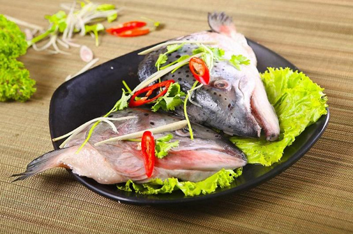 Các loại cá nhập khẩu hoặc cá được nuôi trong các vùng biển ở nước ngoài có nguy cơ nhiễm kim loại nặng và thủy ngân cao như: cá kiếm, cá ngừ, cá vược, cá kình… Vì thế, việc ăn cá có nhiễm kim loại hay thủy ngân sẽ tích tụ trong cơ thể và ảnh hưởng tới sức khỏe đặc biệt là gan.