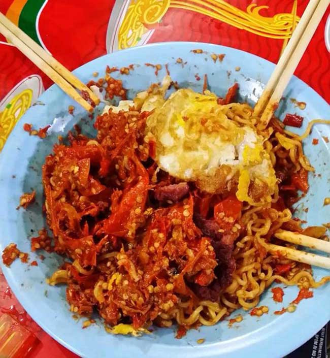 Loại ớt được sử dụng trong tô mỳ này được xếp hạng là loại ớt siêu cay, tuy không phải đứng hạng đầu như ớt Caro Reaper nhưng nó cũng đủ khiến bạn “thét ra lửa”. Lý do khiến mỳ tử thần đạt đến cảnh giới siêu cay là do người ta sử dụng tất cả các loại ớt trong một món ăn.