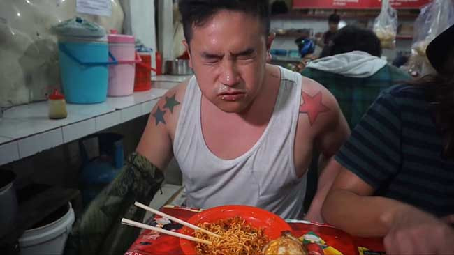 Đầu bếp người Anh Ben Sumadiwiria đã bị điếc trong 2 phút sau khi thưởng thức món mỳ cay nhất thế giới được chế biến từ 100 quả ớt hiểm nghiền nát. Món mỳ siêu cay này có tên “Deat Noodles” (mỳ cay tử thần).