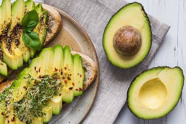 7. Giúp giảm cân dễ dàng hơn: Tăng cân quá mức và béo phì đang là mối lo ngại trên toàn thế giới. Các chuyên gia đã chứng minh rằng quả bơ có thể giúp giảm cân. Chúng làm tăng cảm giác no và có tác động tích cực đến các hormone đường ruột của chúng ta.
