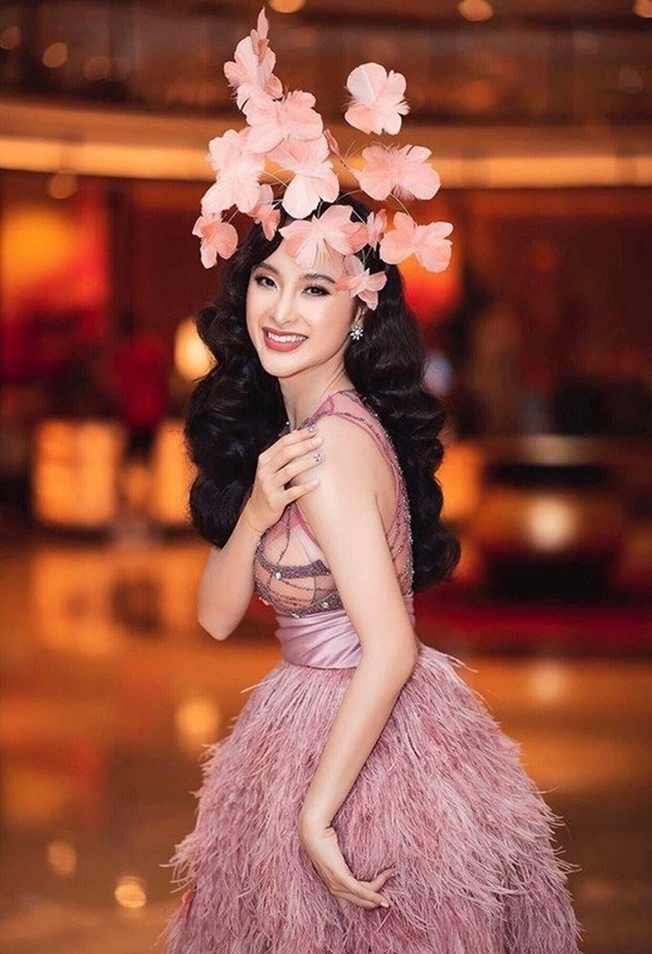 Chinh phục mẫu váy xuyên thấu, Angela Phương Trinh cũng từng lộ miếng dán ngực kém tinh tế.