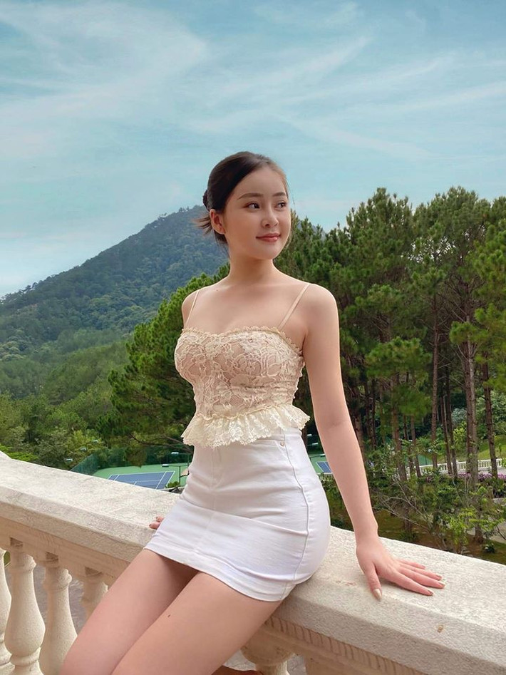 Cô nàng 9X thường xuyên khoe vóc dáng nuột nà trong các trang phục gợi cảm.