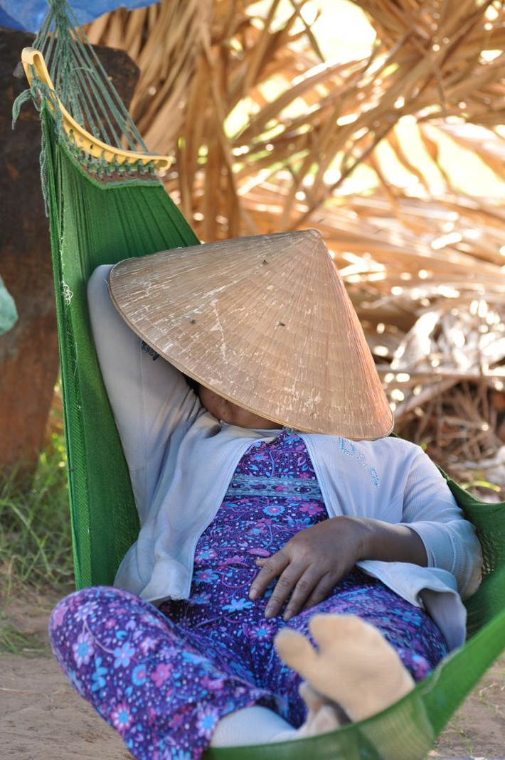 12. Việt Nam: Đừng bước qua võng. Ở Việt Nam, có rất nhiều điều cấm kỵ khi mang thai, và một trong số đó là bà mẹ đang mang thai không nên bước qua võng, nếu không, con của họ sẽ trở nên lười vận động.