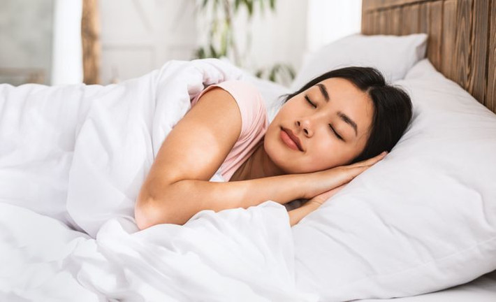 9. Trung Quốc: Đặt dao dưới gầm giường ngủ. Phụ nữ Trung Quốc có thể kê dao dưới gầm giường để xua đuổi tà ma. Một số thậm chí còn đặt một chiếc kéo treo trên giường.