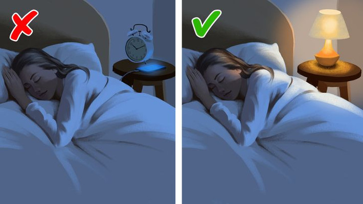 2. Đồng hồ báo thức và điện thoại: Sợ đồng hồ báo thức (alarm anxiety) là một khái niệm có thực, đây là nỗi lo sợ khi chúng ta không tin đồng hồ báo thức sẽ hoạt động bình thường. Điều này khiến chúng ta thường bị tỉnh giấc trước khi ngủ đủ giấc. Bạn có thể khắc phục tình trạng này bằng cách đặt đồng hồ báo thức sang phòng khác nhưng đủ gần để vẫn nghe thấy tiếng chuông. Ngoài ra bạn cũng nên để điện thoại di động xa tầm tay để tránh liên tục xem giờ và thông báo trên màn hình.