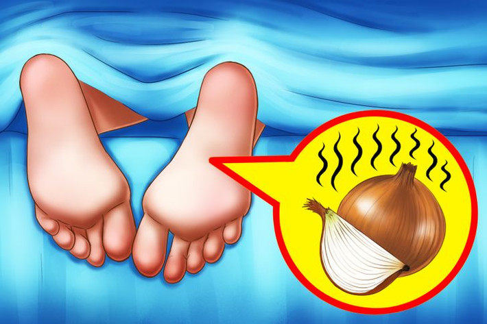Lòng bàn chân: Bàn chân có hàng nghìn tuyến mồ hôi nên thường dễ bị đổ mồ hôi nhiều hơn so với các bộ phận khác trên cơ thể. Việc đeo giày, tất trong nhiều giờ cộng thêm mồ hôi bài tiết nhiều, tạo điều kiện cho vi khuẩn sinh sôi nảy nở, gây ra mùi hôi khó chịu. Để hạn chế tình trạng này, ngoài vệ sinh chân thường xuyên, bạn cũng có thể sử dụng lăn khử mùi bàn chân để chúng được thơm tho, khô ráo.