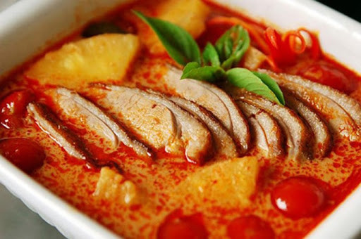 Cà ri Miến Điện: Một món ăn ngon ở Myanmar bạn tuyệt đối không nên bỏ lỡ đó là món cà ri Miến Điện. Cà ri chính là trung tâm của món ăn ngon này. Nó thường được làm từ thịt lợn, cá tôm, bò, cừu. Các bạn cũng có thể ăn kèm chúng với vô số các món ăn kèm khác.